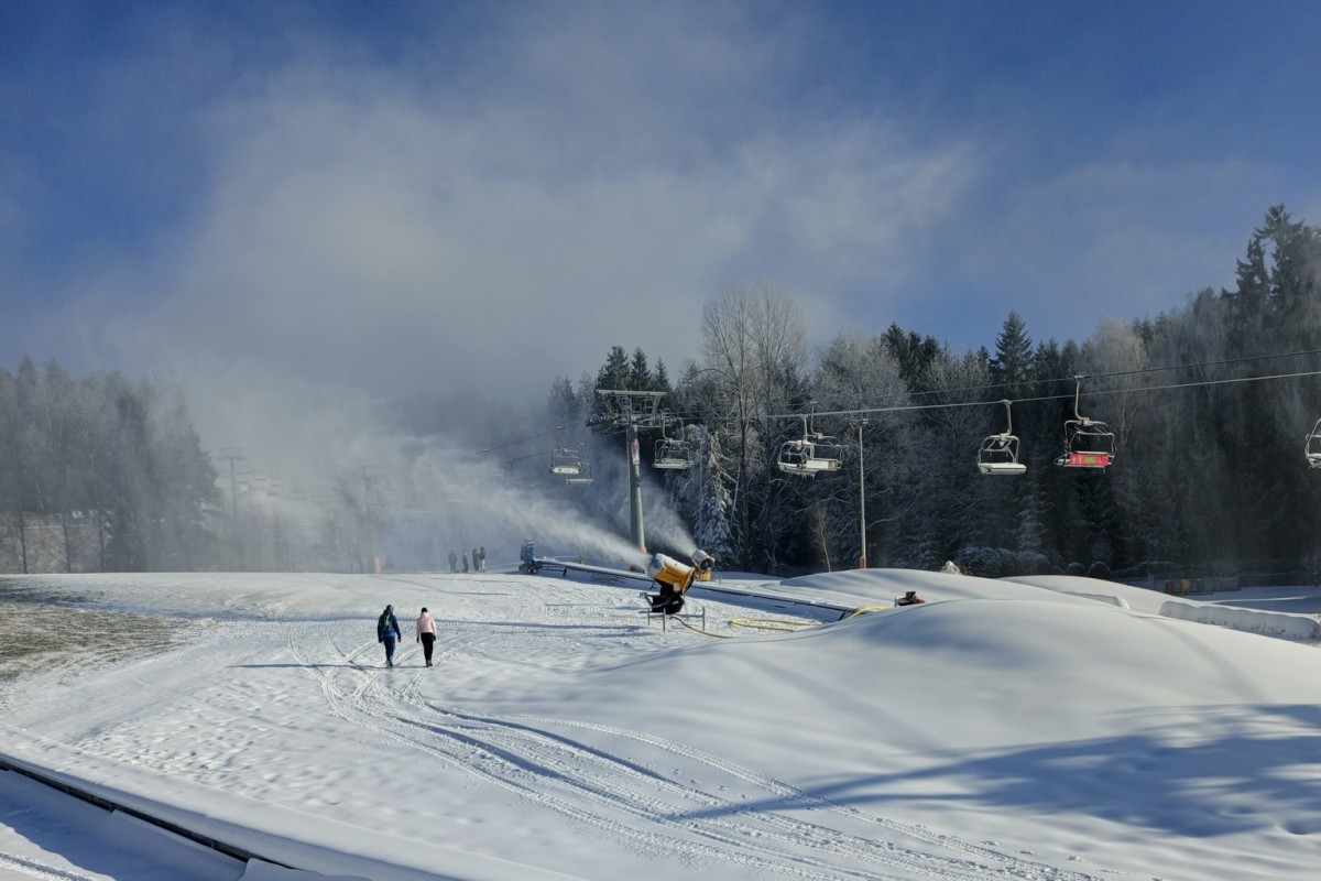 I přes oteplení pokračuje provoz ve větších lyžařských areálech na jihu