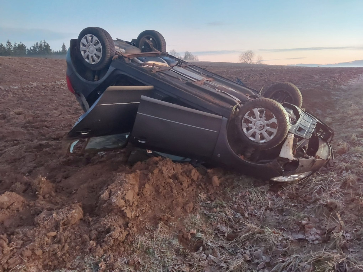 Silnice na Vysočině jsou namrzlé. Řidiči bourají, mezi nimi i sanitka a autobus