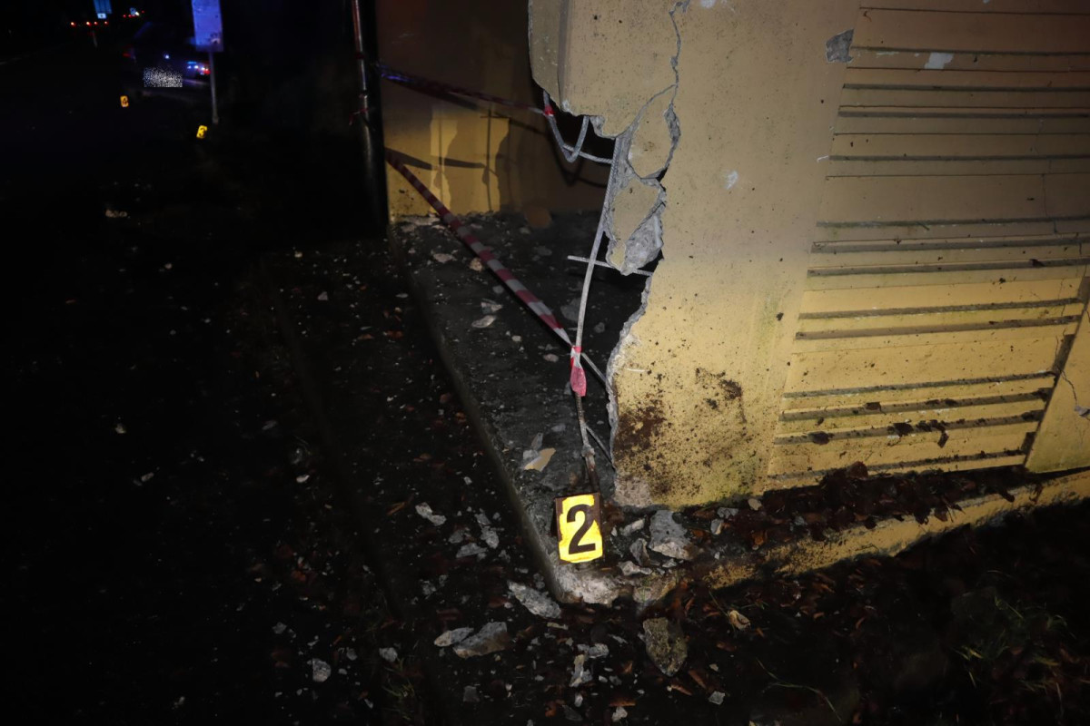 Dvě nehody řidičky za dvě hodiny. Couvala na kruháči, pak málem zrušila zastávku