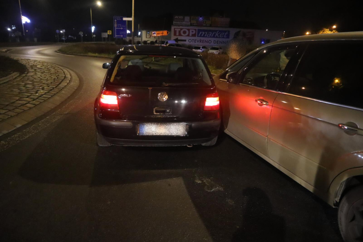 Dvě nehody řidičky za dvě hodiny. Couvala na kruháči, pak málem zrušila zastávku