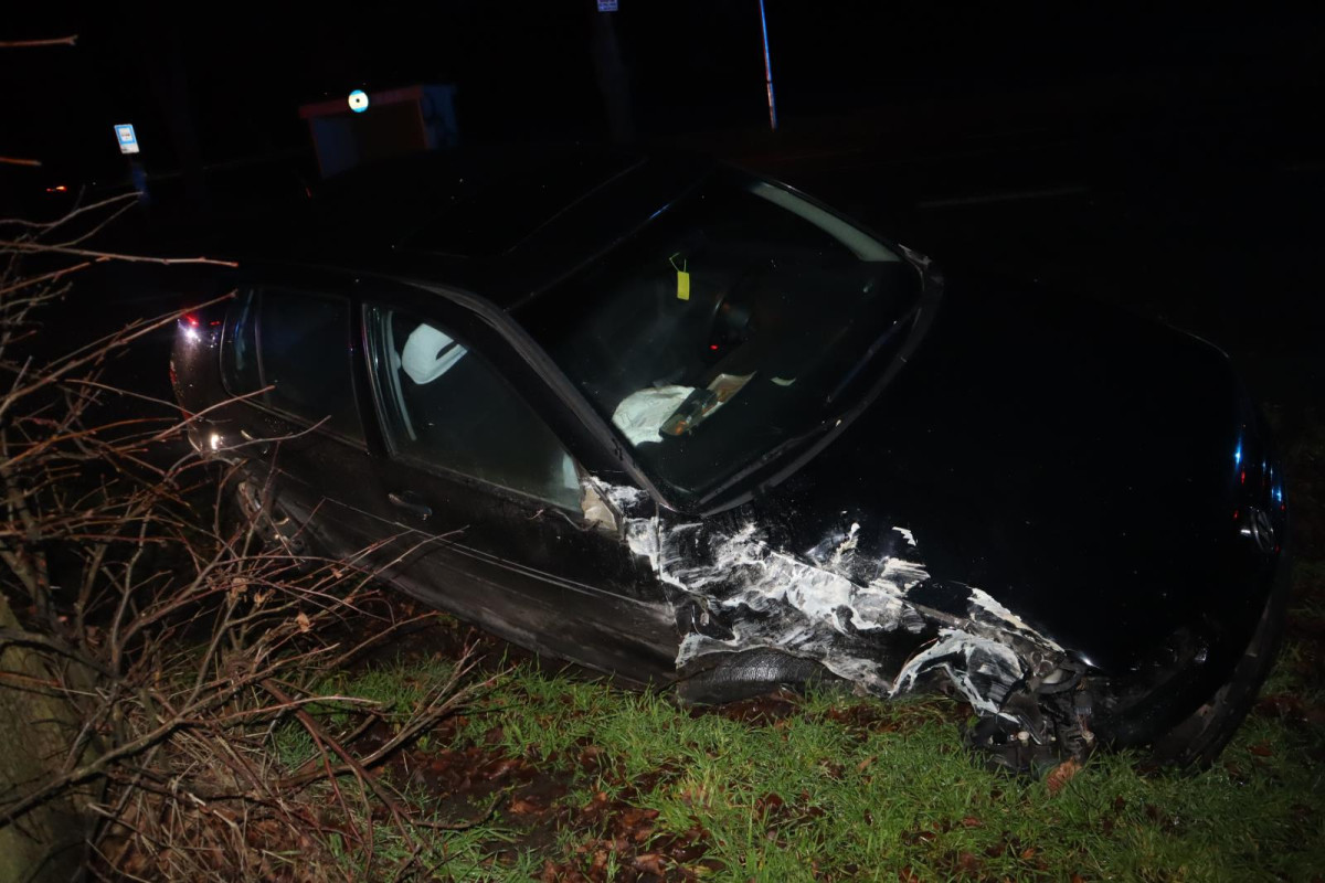 Dvě nehody řidičky za dvě hodiny. Couvala na kruháči, pak málem zrušila zastávku
