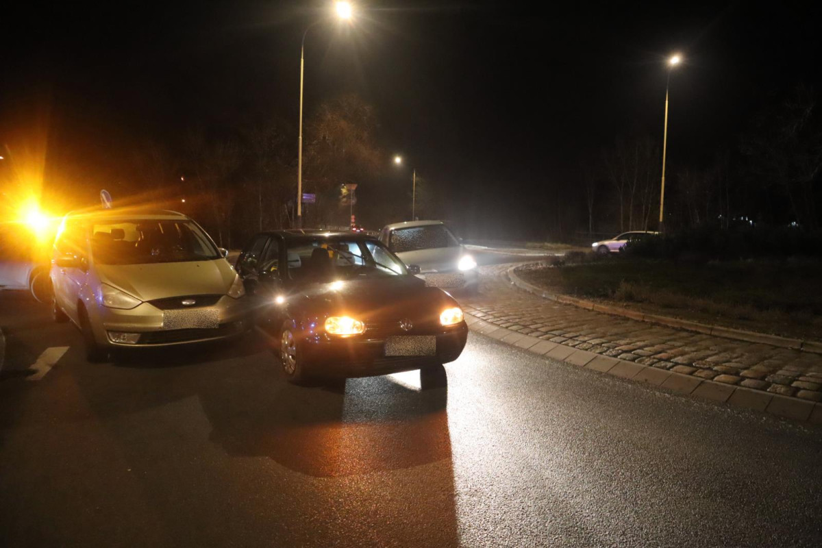 Dvě nehody řidičky za dvě hodiny. Couvala na kruháči, pak málem zrušila zastávku