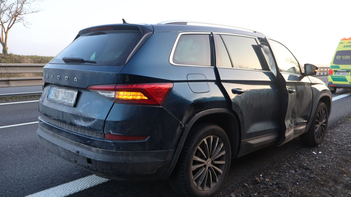 Letěl po dálnici do Prostějova a smetl auto před sebou. Doprava dvě hodiny stála