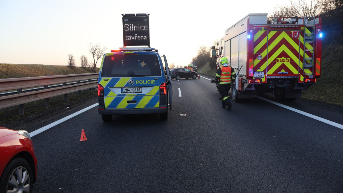 Letěl po dálnici do Prostějova a smetl auto před sebou. Doprava dvě hodiny stála