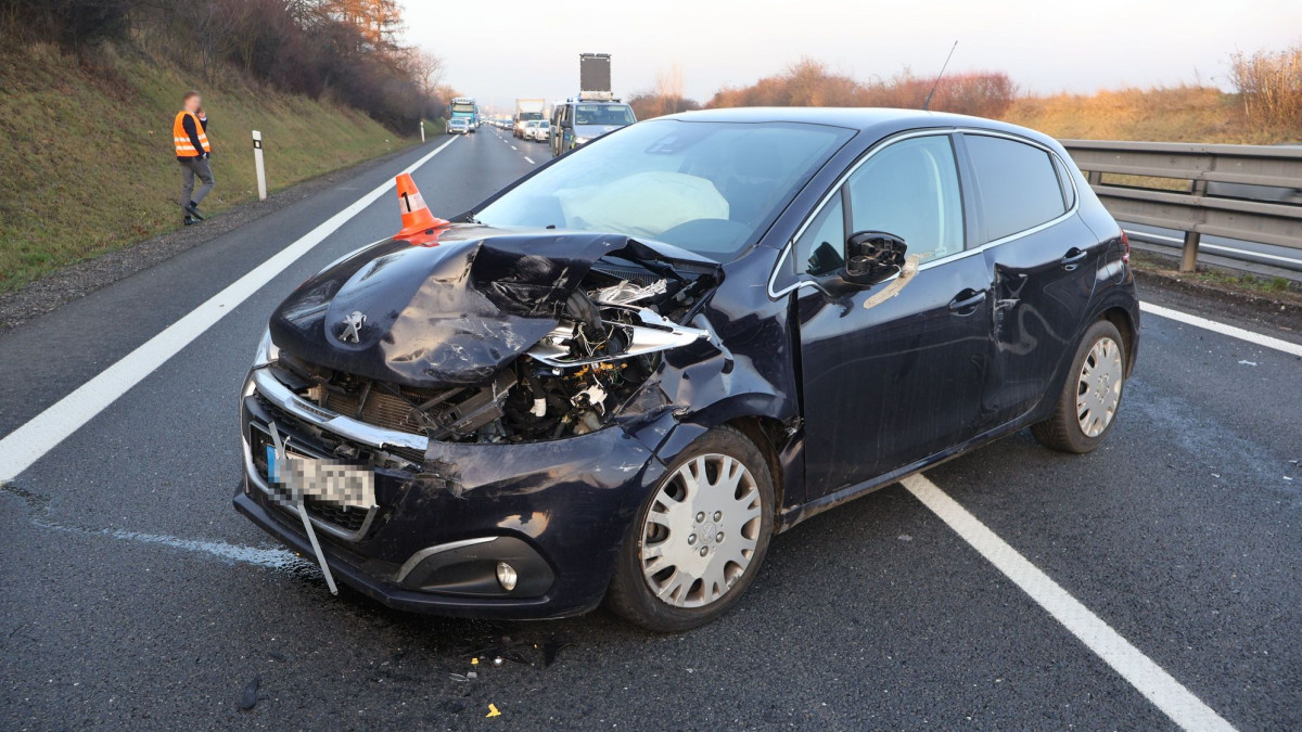 Letěl po dálnici do Prostějova a smetl auto před sebou. Doprava dvě hodiny stála