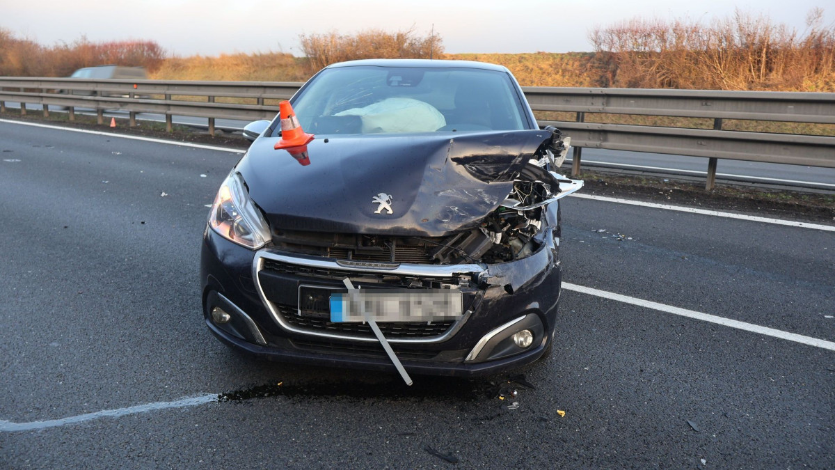 Letěl po dálnici do Prostějova a smetl auto před sebou. Doprava dvě hodiny stála