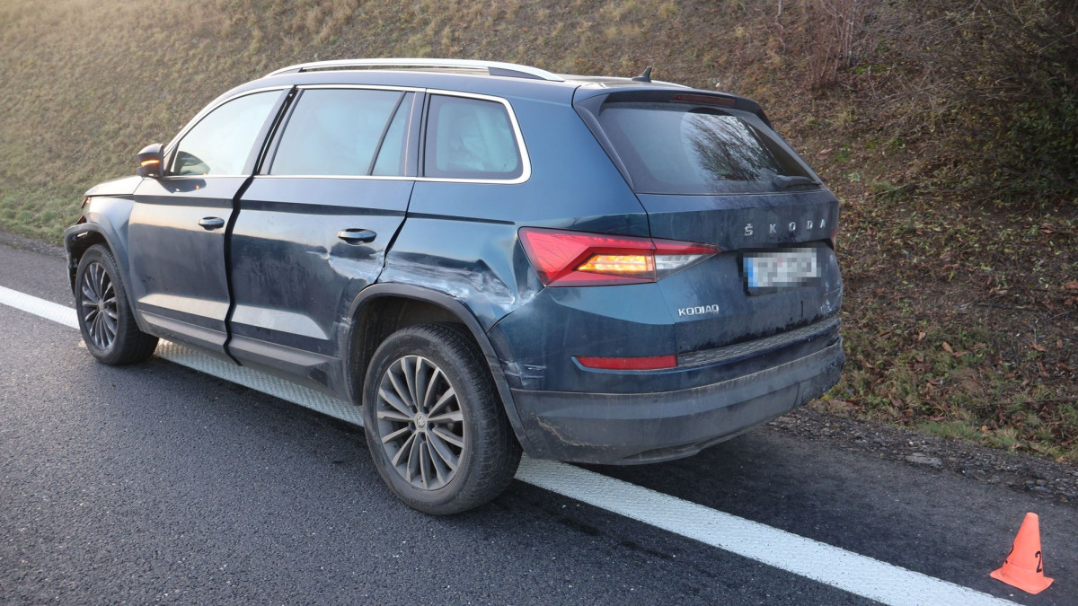 Letěl po dálnici do Prostějova a smetl auto před sebou. Doprava dvě hodiny stála