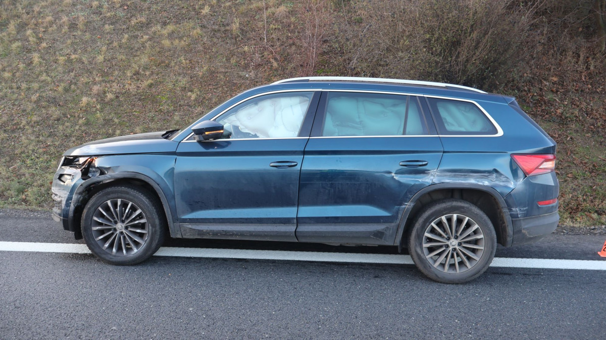 Letěl po dálnici do Prostějova a smetl auto před sebou. Doprava dvě hodiny stála