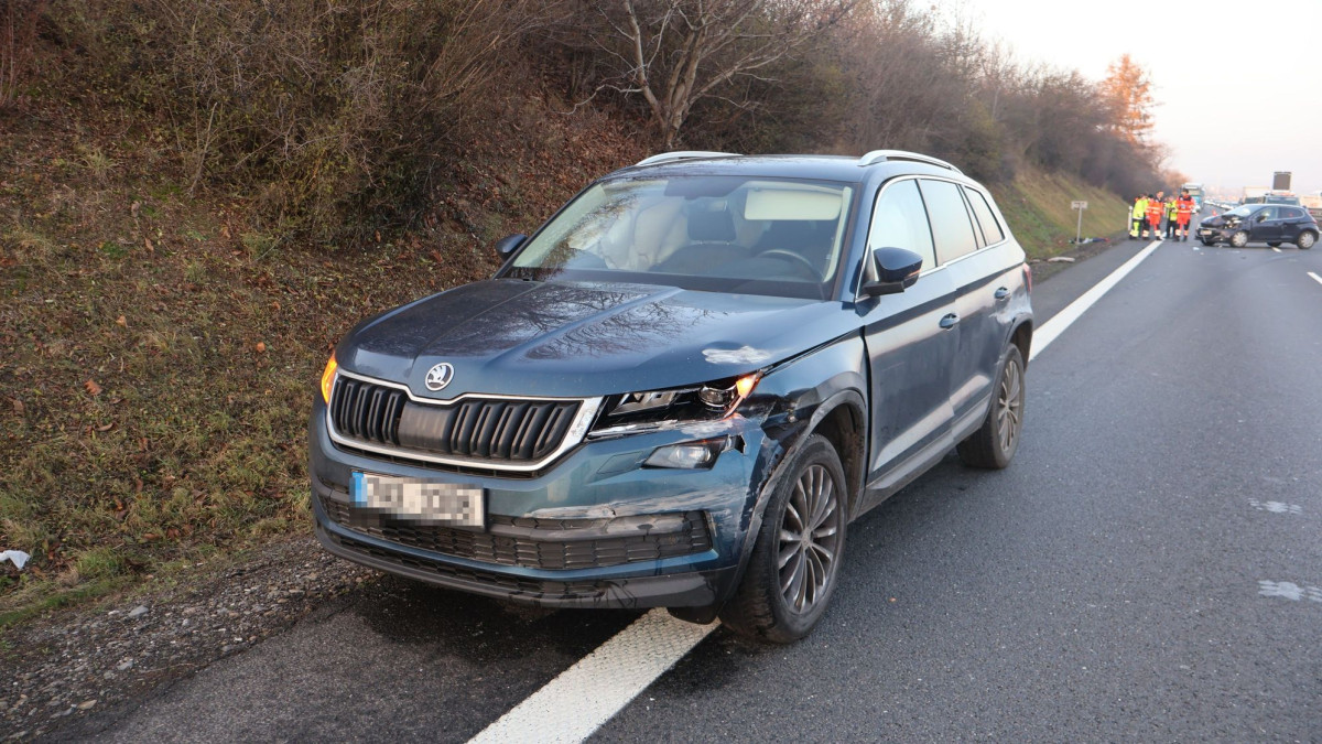 Letěl po dálnici do Prostějova a smetl auto před sebou. Doprava dvě hodiny stála