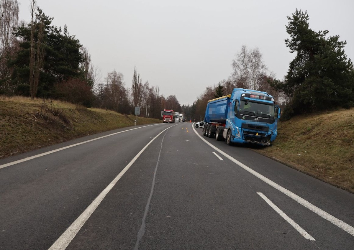 U Varů se srazilo osobní auto s nákladním, zraněného řidiče transportoval vrtulník.