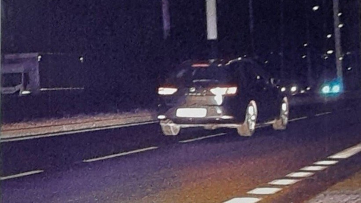 Devatenáctiletý řidič letěl po městě 124 km/h. Přišel o řidičák, který měl od července