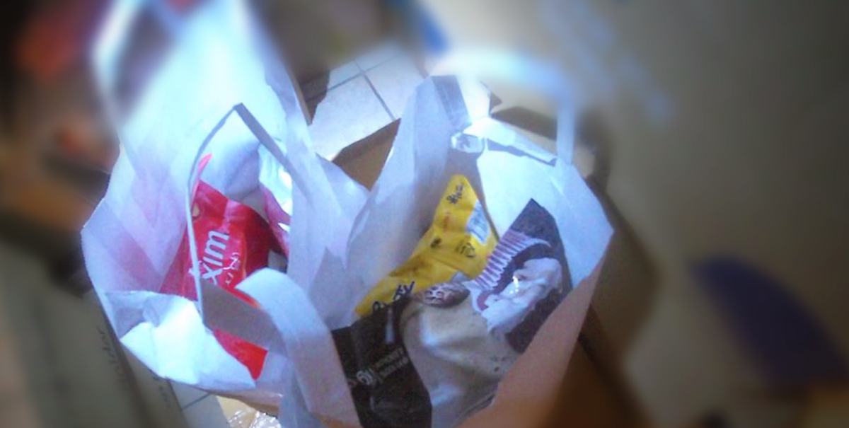 Žena se zamkla na záchodě brněnské kavárny. Chtěla ukrást zrcadlo i tašky plné kávy