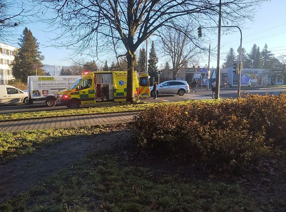 V Kubelíkově ulici v Liberci dnes auto srazilo chodkyni, vyvázla s lehkým zraněním