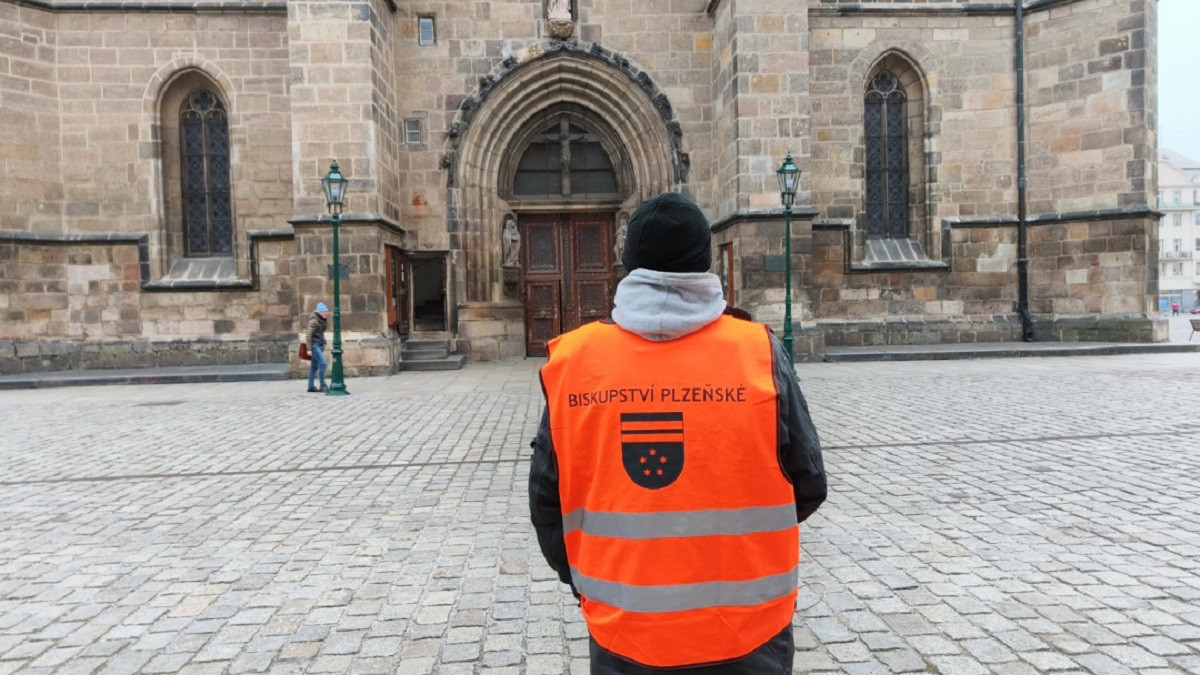 Lidé bez domova budou nadále střežit katedrálu, město dá na projekt přes milion