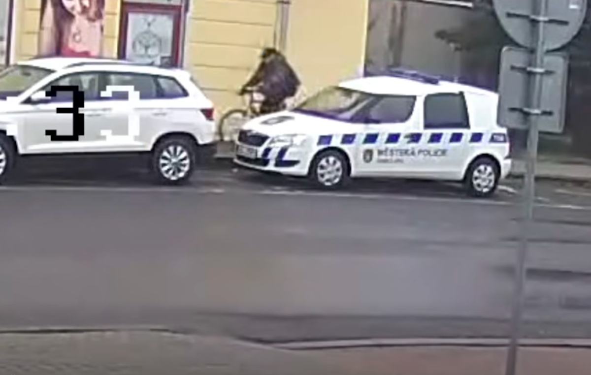 Cyklista na chodníku narazil do značky. Kolo nechal na místě a pokračoval pěšky