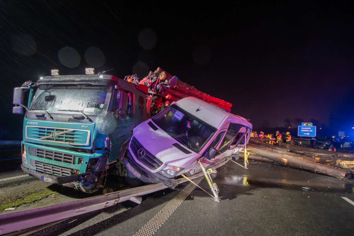 Kamion, který zapříčinil včerejší tragickou nehodu u Ostravy, byl přetížený