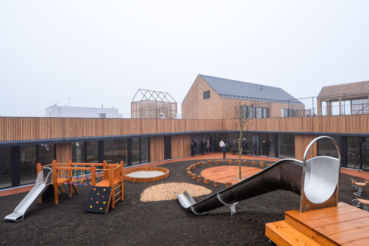 Dětem bude sloužit nová školka se střešní a venkovní zahradou za 76 milionů