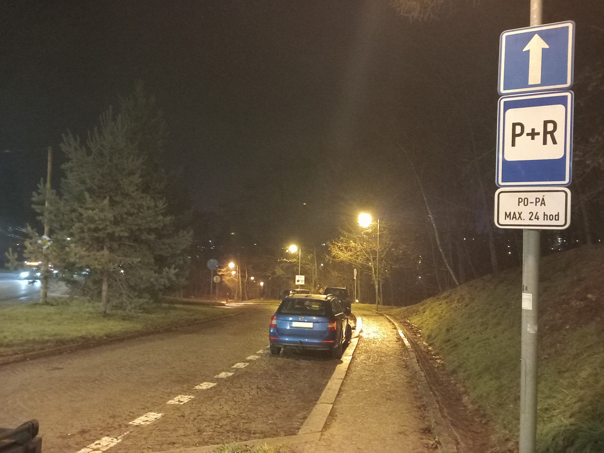 Parkování v Jihlavě XXIII: Nad zoo je parkoviště P+R. Vejde se tam ale jen pár aut