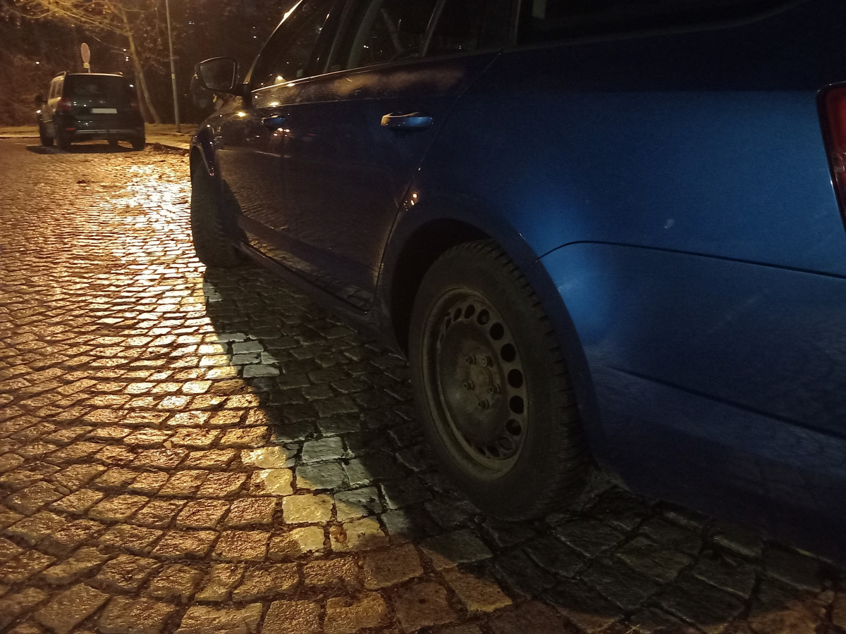 Parkování v Jihlavě XXIII: Nad zoo je parkoviště P+R. Vejde se tam ale jen pár aut