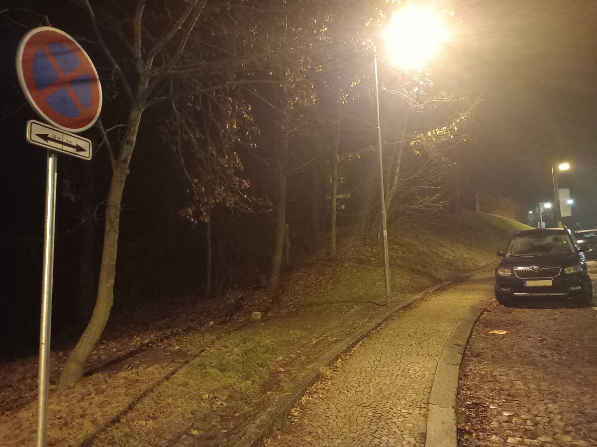 Parkování v Jihlavě XXIII: Nad zoo je parkoviště P+R. Vejde se tam ale jen pár aut