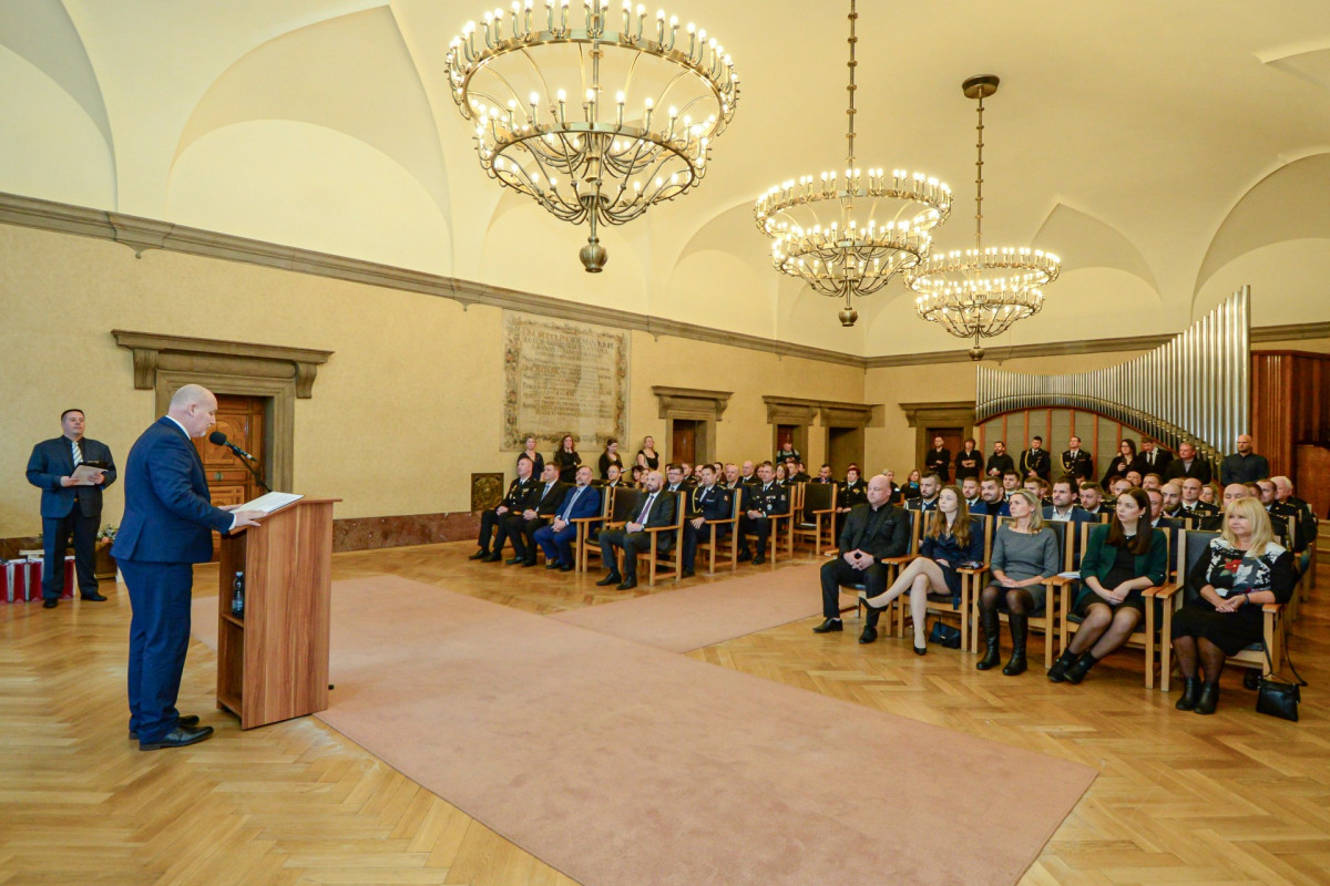 Hrdinové, kteří žijí mezi námi. Na plzeňské radnici bylo oceněno 22 statečných