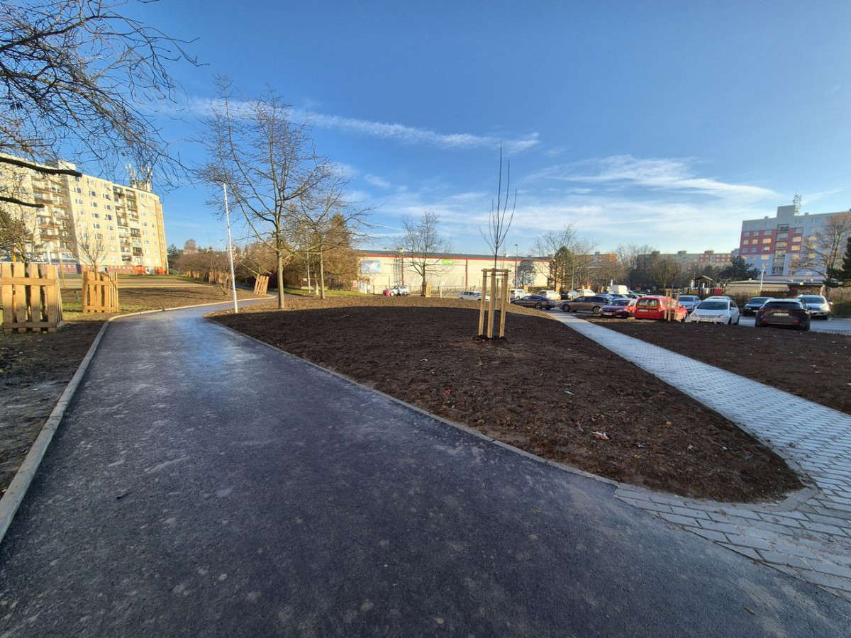 Sídlištní vnitroblok prošel revitalizací za 5,3 milionu, nabízí bezpečnější cesty