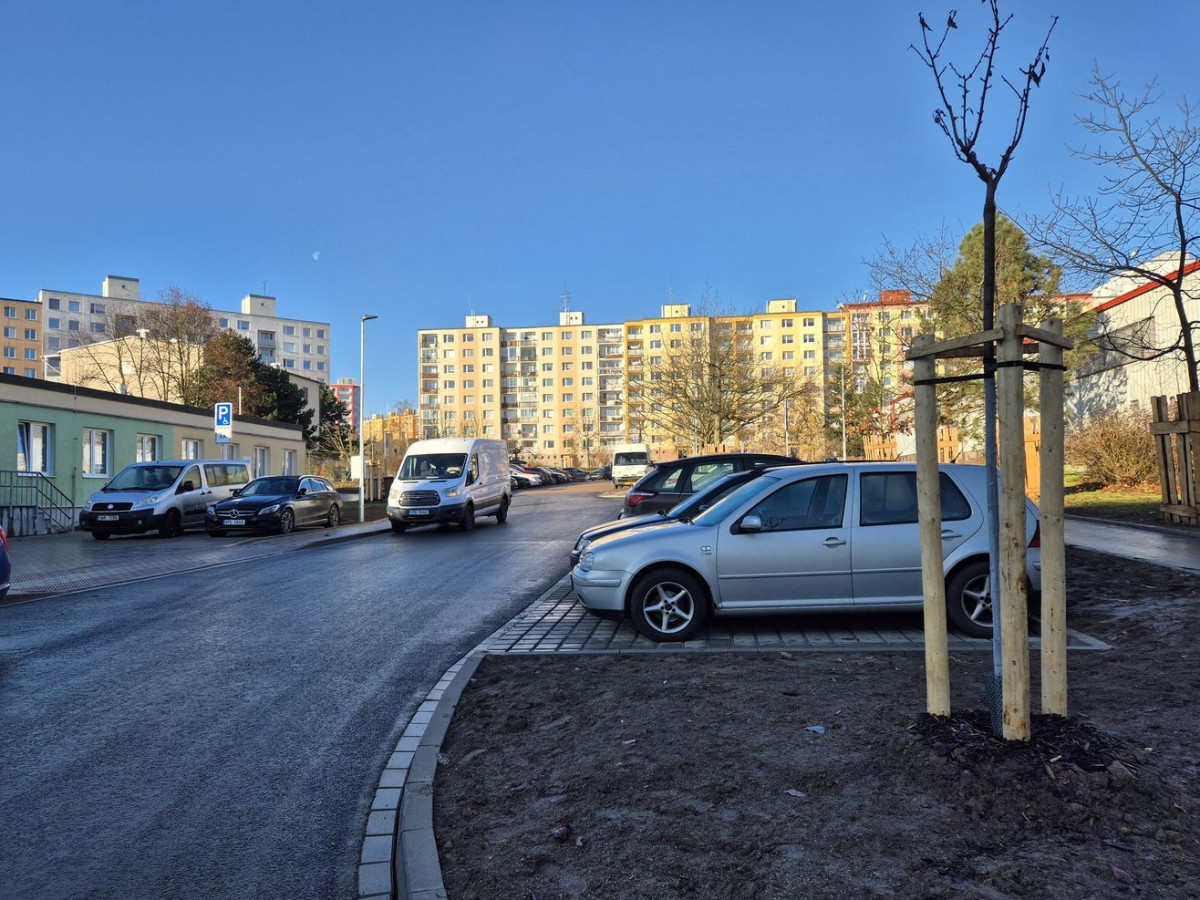 Sídlištní vnitroblok prošel revitalizací za 5,3 milionu, nabízí bezpečnější cesty