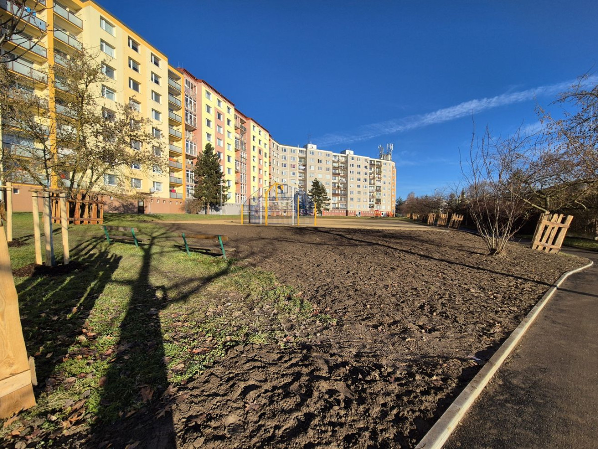 Sídlištní vnitroblok prošel revitalizací za 5,3 milionu, nabízí bezpečnější cesty