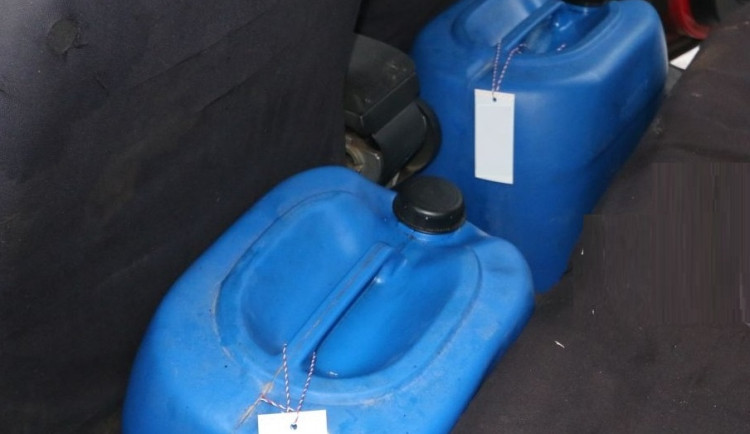 Čtyři muži systematicky okrádali svého zaměstnavatele o naftu, hrozí jim osm let