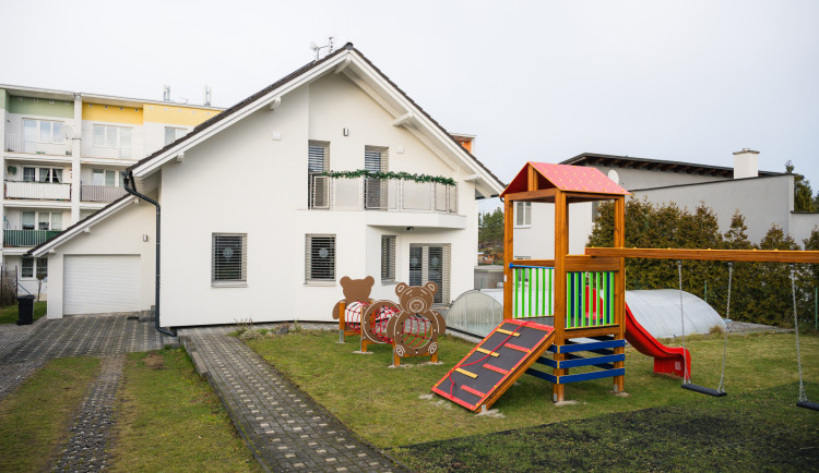 FOTO: Sourozenci z dětského domova ve Staňkově bydlí v novém komunitním domě