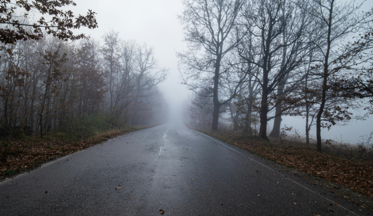 Hradecký kraj čeká mírné oteplení. Řidiči budou tento týden bojovat s hustou mlhou