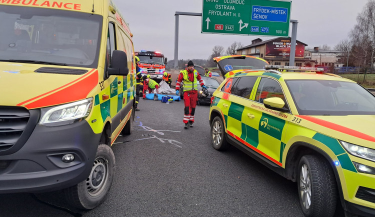 Při nehodě na D48 na Frýdecko-Místecku zemřel řidič, autem narazil do svodidel