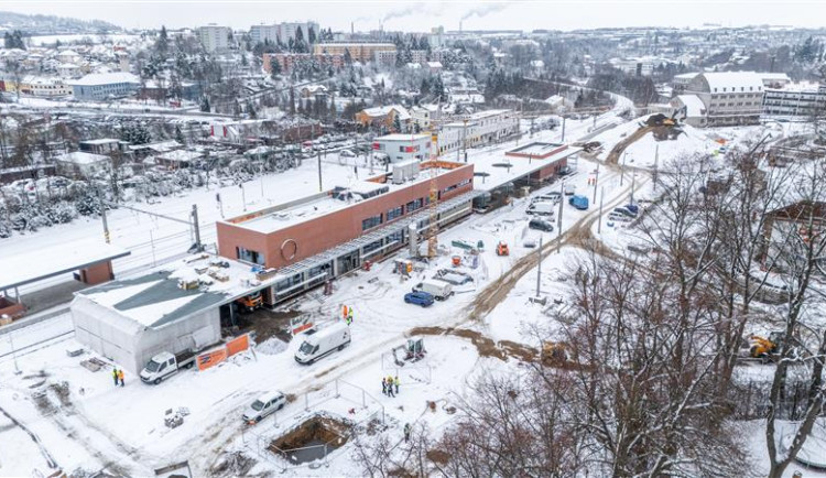Ke kolejím po štěrku, provizorní čekárna i záchody. Na městské nádraží se vrací vlaky