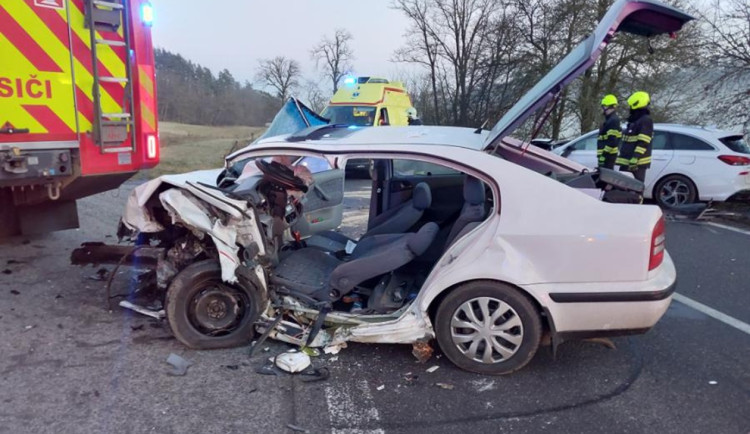 Mladá řidička se nevěnovala řízení. Přejela do protisměru a srazila se s jiným autem