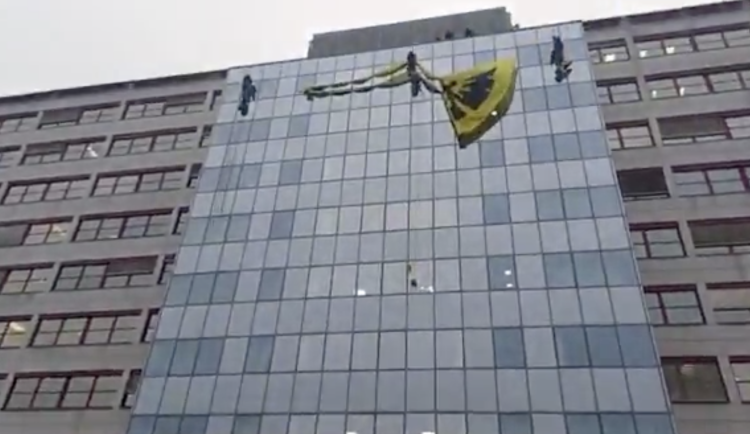 Na budovu ministerstva životního prostředí vylezli demonstranti, zasahuje policie