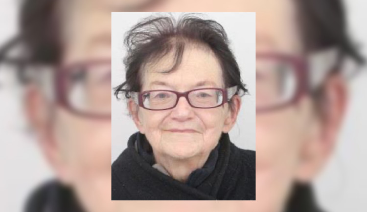 Seniorka nastoupila do autobusu a zmizela. Rodina ji hledá už tři týdny