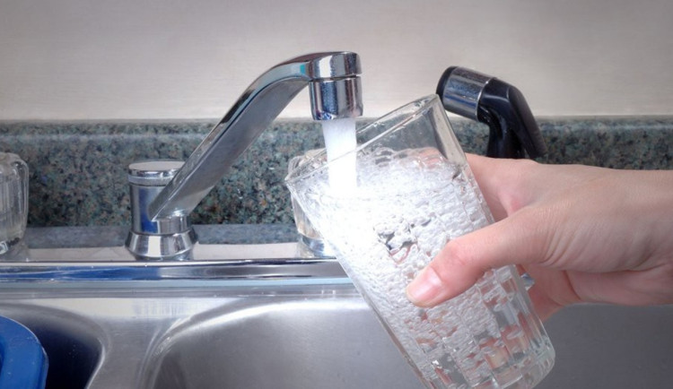 Cena vody zůstane nízká i v příštím roce, slibuje karlovarský magistrát