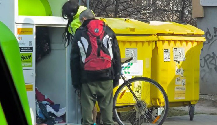 Řádění vandalů kvůli použitému textilu. Prostějov trápí vybrakované kontejnery