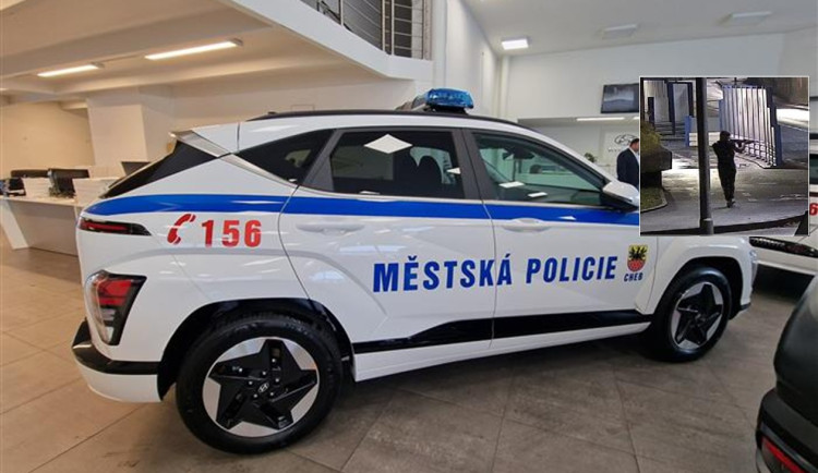 Muž v Chebu kolem sebe mířil dlouhou střelnou zbraní, strážníci ho rychle našli