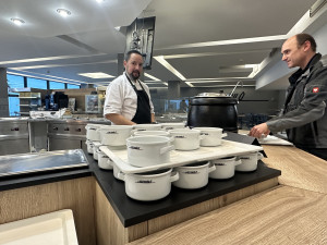 FOTO: Česká jídla a tácy zůstávají. Slavná jídelna U Rozvařilů znovu otevřela