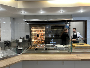 FOTO: Česká jídla a tácy zůstávají. Slavná jídelna U Rozvařilů znovu otevřela