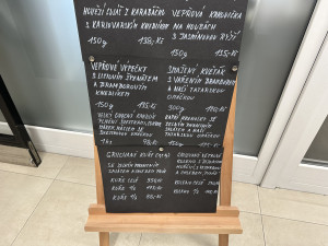 FOTO: Česká jídla a tácy zůstávají. Slavná jídelna U Rozvařilů znovu otevřela