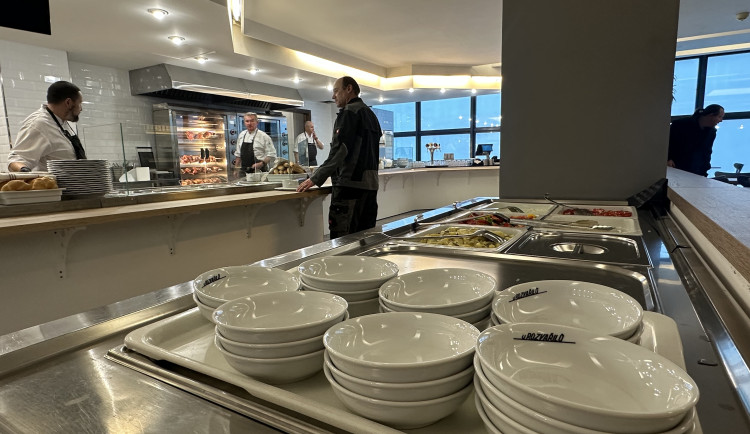 FOTO: Česká jídla a tácy zůstávají. Slavná jídelna U Rozvařilů znovu otevřela