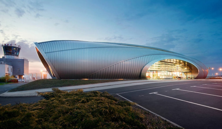 Karlovarský kraj hledá firmu pro stavbu parkoviště na letišti v Karlových Varech