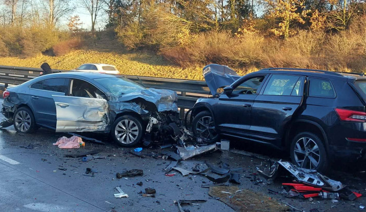 Dálnici ve směru na Brno zastavila hromadná nehoda, záchranáři ošetřili šest osob