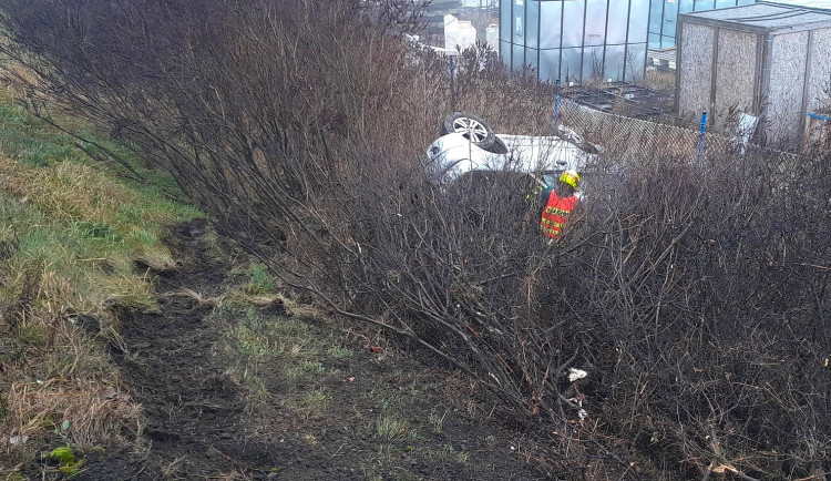 Vlečné auto vyletělo z D5 a zřítilo se ze svahu. Při další nehodě se těžce zranila řidička