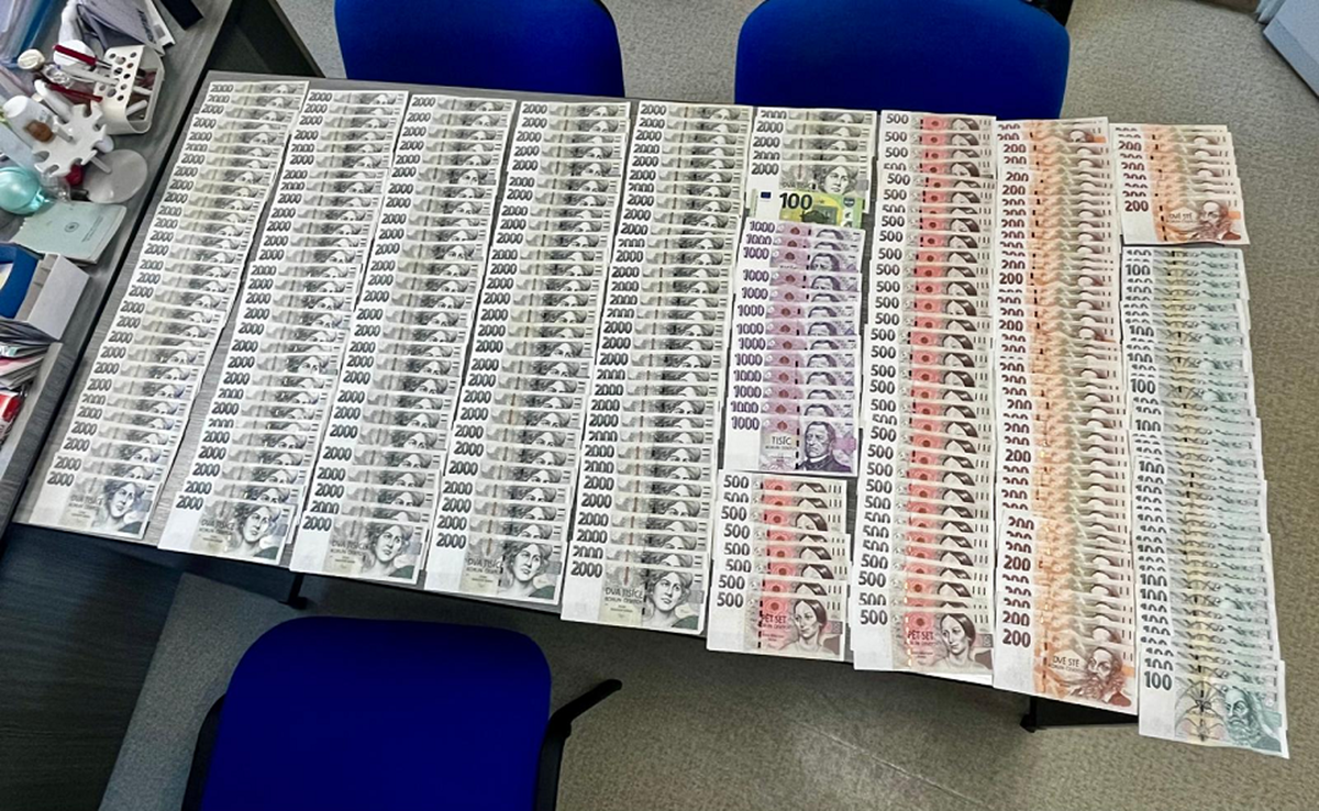 FOTO: Kriminalisté odhalili garáž plnou nekolkovaných cigaret a 350 tisíc v hotovosti