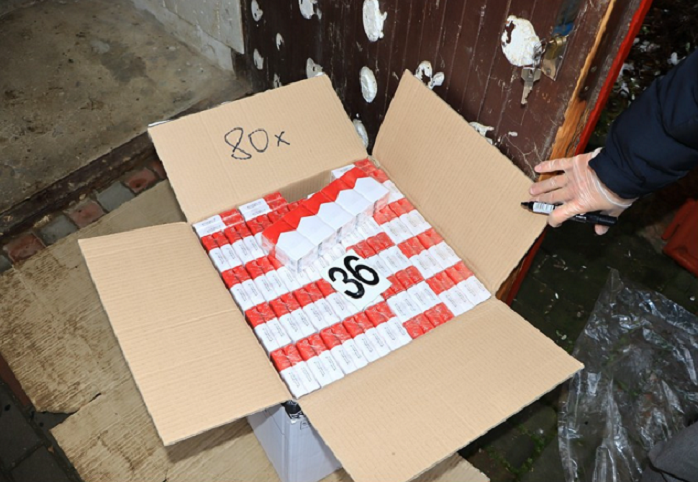 FOTO: Kriminalisté odhalili garáž plnou nekolkovaných cigaret a 350 tisíc v hotovosti