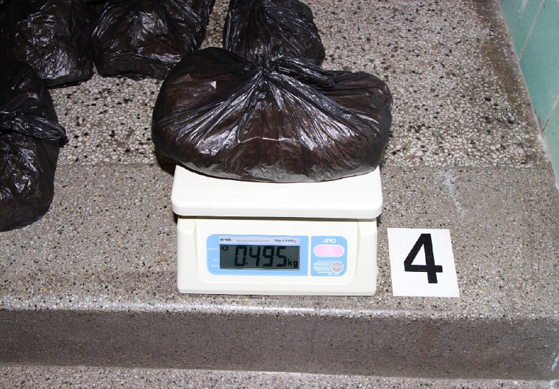 FOTO: Kriminalisté odhalili garáž plnou nekolkovaných cigaret a 350 tisíc v hotovosti