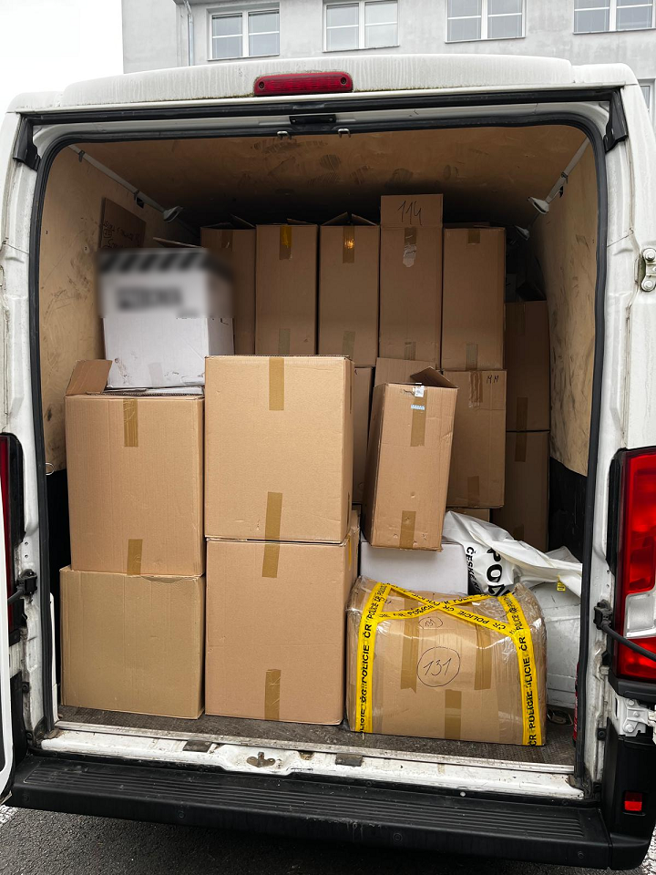 FOTO: Kriminalisté odhalili garáž plnou nekolkovaných cigaret a 350 tisíc v hotovosti